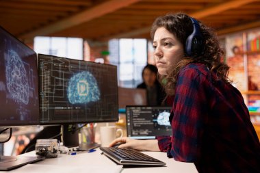 AI start office yazılım geliştiricisi müzik dinliyor, algoritmalar uyguluyor makine öğrenmesini sağlıyor. Yapay zeka teknolojisi uzmanı kulaklık takıp kod hatalarını düzeltiyor.