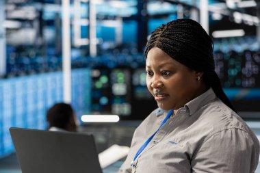 Stresli mühendis, veri merkezi makinelerinin iş yüklerini denetlerken hatalar gördükten sonra panikledi. Sunucu platformlarında bakım yaparken arızaları gidermekte zorlanan kafası karışmış işçiler