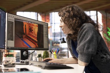 Genç bir kadın oyun geliştirme için yapay zeka destekli bir asistan kullanıyor. Futuristik oyun yazılımı. Program komutları işler ve makine öğrenme teknikleri kullanarak mekansal tasarımlar üretir.