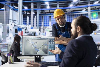 Fotovoltaik fabrika ekibi beyin fırtınası sırasında tartışarak güneş panellerini montaj süreçlerini geliştirmeye çalışıyor. İş arkadaşları belirli güneş pilleri üretimi için ekipmanların nasıl kalibre edileceği konusunda anlaşmazlığa düştüler