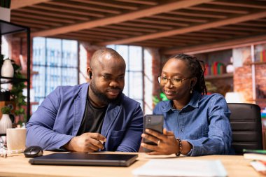 Genç yetişkinler internet bağlantısı yoluyla bir video görüşmesine katılıyor, akrabalara yetişiyor ve son haberleri paylaşıyorlar. Evdeki siyah çift telefon uygulamasında web kamerası kullanıyor.