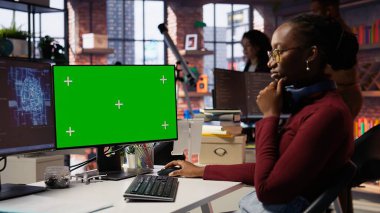 Yapay zeka teknolojisiyle çalışan yapay zeka araştırmacıları tarafından kullanılan çalışma alanındaki izole ekran bilgisayarı. Teknoloji başlangıcında yapay zeka sistemleri geliştiren çalışanlar tarafından kullanılan Mockup bilgisayar monitörü, kamera B