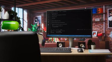 Ev çalışma alanındaki bilgisayar ekranında dil kodu düzenleyici yazılımı UI programlanıyor. Dijital yazılım uygulamalarını çalıştırmak için kullanılan PC monitöründe gösterilen kod satırları