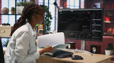 Gündüz tüccarı halı çekme yüzünden kripto para yatırımında para kaybettikten sonra düş kırıklığına uğradı. Kripto bozuk para ticaretinin düşüşünden sonra maddi kaybın duygusal bilançosundan muzdarip kadın, kamera B