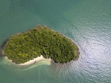 Kıyıda yelkenli tekneleri olan görkemli küçük bir Tayland adasının insansız hava aracı çekimi, kristal berrak sular ve yoğun yağmur ormanlarıyla dolu inanılmaz bir seyahat noktası. Tropikal manzara.