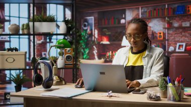 Evde çalışan bir işçi işe başlıyor, masadaki verileri analiz etmek için dizüstü bilgisayar açıyor, analitik raporları derliyor. Uzaktan çalışan başlangıç görevleri, dizüstü bilgisayar aygıtı, bilgi yazma, kamera A