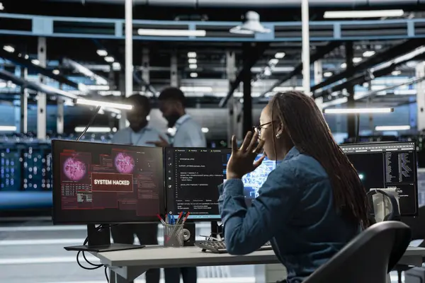 Yapay zeka sunucu merkezindeki mühendis, bilgisayar korsanlarının hassas bilgileri çalıp donanımı korumaya çalışmasıyla panikledi. Güvenlik ihlali sırasında virüsten korkan yapay zeka veri merkezi çalışanı