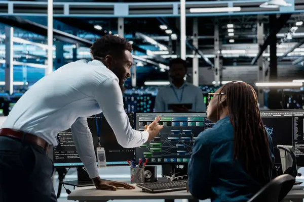 Sunucu tarım ekibi lideri yapay zeka sistemlerinin geliştirilmesi ile yapılan çalışmalara nezaret ediyor. Veri Merkezi Yöneticisi makine öğrenme eğitimi için kullanılan işçi programlama ekipmanlarını denetliyor