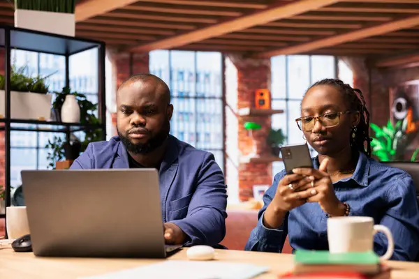 Evlerindeki siyah çift günlük işlerinde uzaktan çalışıyor, müşterilerle iletişim kuruyor, uzak iş görevlerini yönetiyor ve online girişimlerini geliştirmek için strateji geliştiriyorlar..