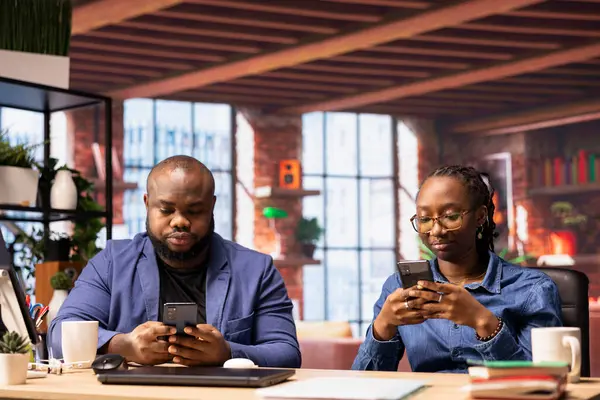 Genç yetişkinler, günlük işleri çözmeden önce e-posta kutularını doğruluyor, uzaktan işten hoşlanıyor ve akıllı telefonlarında geziniyorlar. Afrikalı Amerikalı bir çift serbest çalışan, esneklik.