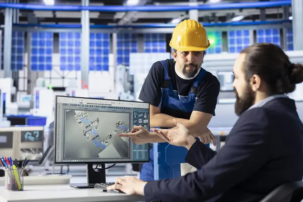 Güneş panelleri, verileri analiz ettikten sonra verimliliği optimize etmek için beyin fırtınası yapan bitki mühendisleri hakkında konuşuyor. Fotovoltaik fabrikasındaki meslektaşlar yenilikçi güneş pilleri dizaynı prototipi üzerinde birlikte çalışıyorlar