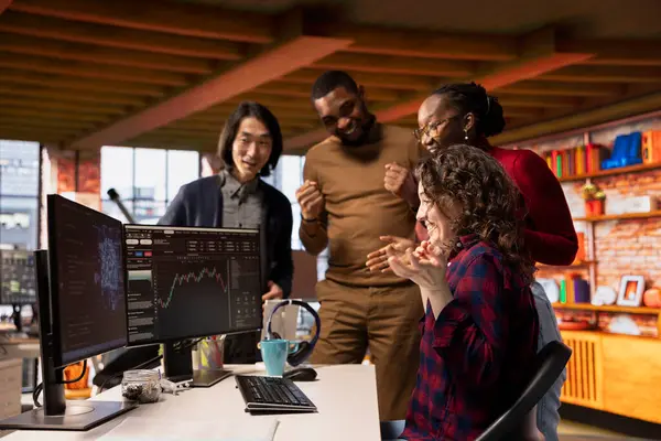 Neşeli başlangıç ekibi üyeleri borsayı başarıyla açtıktan sonra mutlu oldular ve yüksek kârlar elde ettiler. Neşeli girişimci şirket çalışanları yatırımcılardan para almaktan memnun.