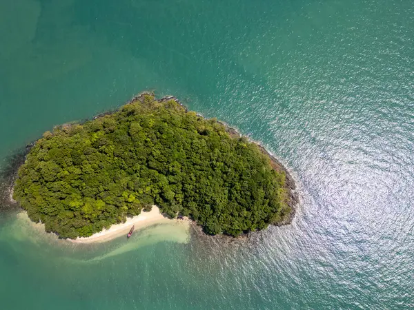 Kıyıda yelkenli tekneleri olan görkemli küçük bir Tayland adasının insansız hava aracı çekimi, kristal berrak sular ve yoğun yağmur ormanlarıyla dolu inanılmaz bir seyahat noktası. Tropikal manzara.