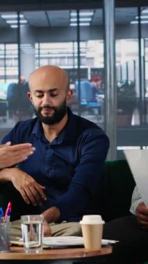 Dikey Video Hedefi odaklı kadın patron toplantı sırasında telefona cevap veriyor, şirket gelişimini sağlamak ve iş ortaklarıyla bir başarı öyküsü yazmak için birden fazla iş yapıyor. Çeşitli profesyoneller.