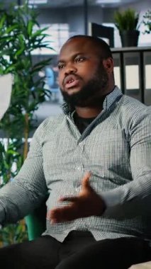 Uzmanlar arasındaki kurumsal bir toplantıda, ofis stratejisi ve kariyer geliştirme konusunda pazarlık yapmaya çalışan güçlü liderleri içeren dikey Video Çığlıkları ve yanlış anlaşılmaları. Anlaşmazlık. Kamera B.