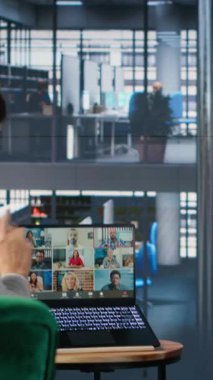 Dikey Video Ofisi hayatı, yeni bir uluslararası ortaklık için iş stratejisi ve hedef odaklı planlama içeren bir video konferansında sanal takım çalışması yoluyla kaydedildi. Kültürel çeşitlilik