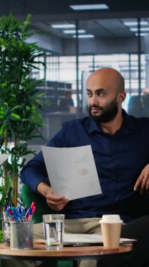 Vertical Video Diverse Business Profesyonelleri, kariyer büyümesi için detay ve içgörüleri ayıklamak ve uzun vadeli başarı öyküsü için işbirliği yapmak için analiz araçları kullanıyorlar. Ofiste güçlü çalışma ahlakı