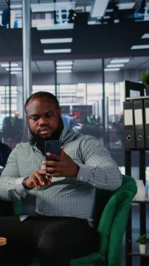 Vertical Video Business çalışanları, ortaklıklarını güvence altına almak ve toplantıdan sonra şartları ve şartları kabul etmek için yasal bir belge imzalıyorlar. CEO 'lar yeni bir anlaşmayla işbirliği yapıyor, başarı öyküsü. Kamera.