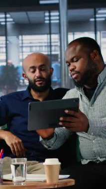 Vertical Video CEO 'su ve ekip üyeleri toplantı sırasında öngörü ve liderlik becerilerini, stratejik düşünme ve kültürel çeşitliliği paylaşarak organizasyonel büyümeyi teşvik ediyorlar. Şirket liderleri. Kamera.