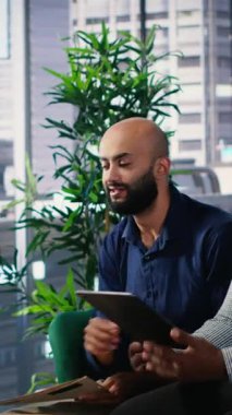 Profesyonel bir brifingde, performans ölçümleri ve fırsatlara odaklanarak müzakere, yatırım planlaması yapan dikey video güçlü insanlar. Şirket geliştirme. Kamera B.