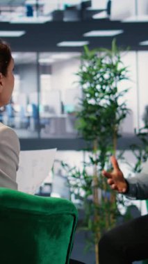 Şirket stratejisi, yürütme becerileri ve büyüme sağlamak için öngörü uygulayarak işbirliği yapan dikey video çok ırklı iş ekibi. Veri analizi ve araştırma yoluyla gelecekteki yatırımların planlanması