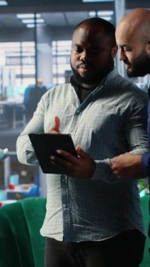 Görüşme sırasında vizyon ayarlama ve tahminde bulunan Dikey Video İş adamları, uluslararası büyümeye odaklı yeni bir strateji üzerinde işbirliği yapıyorlar. Hedef odaklı ortaklık. Kamera B.