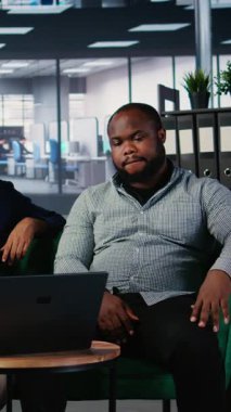 Çok kültürlü ortakların video görüşmeleri yoluyla iş birliği yaptıkları Dikey Video Şirketi toplantısı, hedefleri belirlemek ve kariyer ve şirket başarısını desteklemek için stratejik düşünme ve takım çalışması uygulamaları. Kamera A.