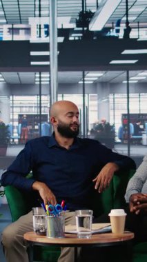 Dikey Video Kadın Girişimcisi yatırımcılarla yaptığı önemli görüşmede migrenle uğraşırken, müzakereleri tamamlamak ve yeni bir ortaklık elde etmek için çabalıyor. Konferansta güçlü insanlar