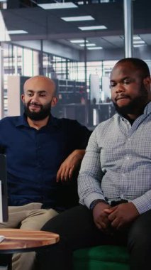 İş görüşmeleri için uzaktan haberleşme araçları kullanan profesyonellerin Dikey Video Grubu, strateji planlaması ve yatırım tartışmalarına odaklanıyor. Çeşitli organizasyon ortamları. Kamera A.