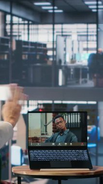 Dikey Video Çoklu Kültür Grubu, bir yönetim kurulundaki kurumsal bir video görüşmesinde çevrimiçi planlama ve hedef odaklı liderlik tartışmaları yoluyla iş başarılarına odaklanıyor. Kamera B.