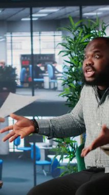 Kurumsal müzakere sırasında ateşli bir tartışmada, liderlik dinamikleri ve anlaşmazlıkları ele alan dikey Video Çok Irklı Profesyoneller. Değişik bir kültürde rahatsız edici iş gelişimi