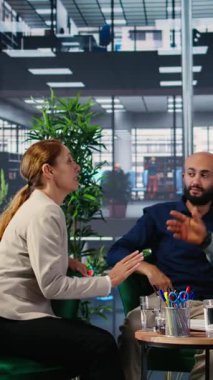 Vertical Video CEO 'su ve ekip üyeleri toplantı sırasında öngörü ve liderlik becerilerini, stratejik düşünme ve kültürel çeşitliliği paylaşarak organizasyonel büyümeyi teşvik ediyorlar. Şirket liderleri. Kamera.