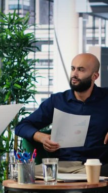 Dikey Videocu Kadın iş adamı anlayışlı bir telefon görüşmesi için toplantıyı bölerek telefon hattında bazı önemli ayrıntıları tartışıyor. Bir konferans sırasında çeşitli hırslı CEO 'lar. Kamera B.
