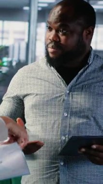 Öngörü ve müzakere üzerine odaklanarak karar verme ve kurumsal liderlik faaliyetlerinde bulunan çeşitli ortaklardan oluşan dikey video ekibi. Çok kültürlü iş geliştirme. Kamera B.