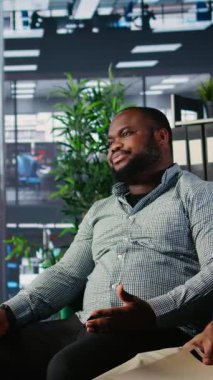 Uzmanlar arasındaki kurumsal bir toplantıda, ofis stratejisi ve kariyer geliştirme konusunda pazarlık yapmaya çalışan güçlü liderleri içeren dikey Video Çığlıkları ve yanlış anlaşılmaları. Anlaşmazlık. Kamera A.