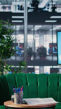 Dikey Video Profesyonel ofis odası, resmi toplantıdan önce temiz bir kurumsal çalışma alanı için konferans masası, sandalye ve kırtasiye de dahil olmak üzere sakin bir atmosfer ve minimalist tasarım gösteriyor.