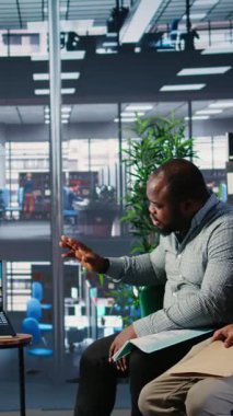 Çeşitli şirket liderleri ve yatırımcılar arasında küresel bir iş dünyası uzmanları ağıyla yeni bir yatırım stratejisi, iletişim planlaması ve takım geliştirme için düşey video çağrısı. Kamera A