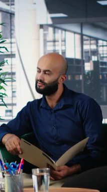 Dikey Video çok ırklı liderleri mali tahminlerde bulunmak ve yeni işbirliği için bir iş stratejisi oluşturmak için ofiste bir araya geldiler. Güçlü insanlar hedefe yönelik fırsatları sağlarlar