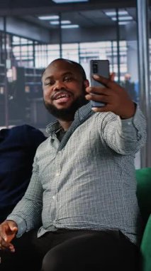 Dikey Video çok ırklı iş adamları ortaklıklarını sosyal medyada bir fotoğrafla mühürleyerek yeni bir uluslararası işbirliği için sözlü anlaşmaya vardılar. CEO 'lar medyada fotoğraf çekiyor