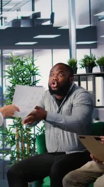 Kurumsal müzakere sırasında ateşli bir tartışmada, liderlik dinamikleri ve anlaşmazlıkları ele alan dikey Video Çok Irklı Profesyoneller. Değişik bir kültürde rahatsız edici iş gelişimi