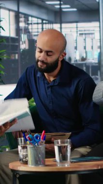 Dikey Video Afrikalı Amerikalı iş girişimcisi, bir yönetici toplantısı sırasında endişeli ve aşırı çalışılmış hissediyor, hedef odaklı güçlü insanlar. Erkek CEO konferans odasında esniyor. Kamera B.