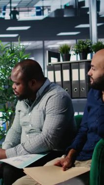 Dikey Video Çoklu Kültür Grubu, bir yönetim kurulundaki kurumsal bir video görüşmesinde çevrimiçi planlama ve hedef odaklı liderlik tartışmaları yoluyla iş başarılarına odaklanıyor. Kamera A.