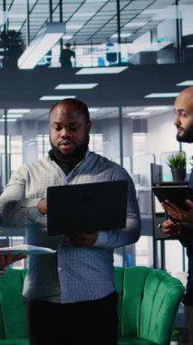 Yeni bir büyüme stratejisi, küresel kalkınmayı güvence altına alan hedef odaklı uzmanlar ve bir başarı hikayesi hakkında konuşan çok ırklı iş ortaklarından oluşan dikey bir video grubu. Ağ kurmak. Kamera A.