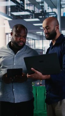 Vertical Video Diverse iş CEO 'ları, uluslararası firmalar arasında yeni bir ortaklık, performans ölçümleri ve karar vermeden önce içgörü konularını tartışmak üzere toplandılar. Hava durumu. Kamera A.