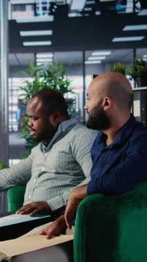 Vertical Video Professional ekibi şirket gelişimini ve karar verme mekanizmasını desteklemek, işyeri işbirliğini güçlendirmek ve büyüme için iş arkadaşlarıyla tartışmak için video çağrı teknolojisini kullanıyor. Kamera A.