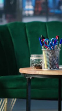 Cam elementler ve üst düzey mobilyalarla dolu, ofis hayatı için düzenlenmiş ve toplantıları ve kurumsal kültürü desteklemek üzere yapılandırılmış parlak ve modern bir yönetim kurulunda kanepenin yer aldığı dikey video iş lobisi