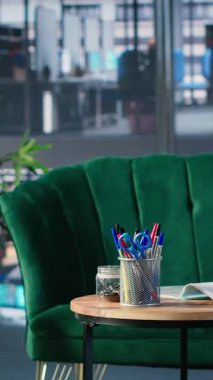 Toplantı odasında hazırlıklar için sandalye, masa ve ofis malzemeleriyle düzenlenmiş dikey video çalışma ortamı. Boş minimalist şirket içi şirket kullanımına hazır.