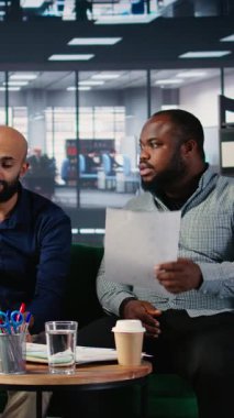 Dikey Video Hedefi odaklı kadın patron toplantı sırasında telefona cevap veriyor, şirket gelişimini sağlamak ve iş ortaklarıyla bir başarı öyküsü yazmak için birden fazla iş yapıyor. Çeşitli profesyoneller.