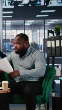 Bir toplantı sırasında çıkan anlaşmazlıkta kızgın olan Dikey Video Çeşitliliği işadamları, hüsran ve kurumsal liderlik sorunlarını vurguluyorlar. Ofiste cinsiyet eşitliği ve karar verme durumu