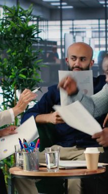 Bir toplantı sırasında çıkan anlaşmazlıkta kızgın olan Dikey Video Çeşitliliği işadamları, hüsran ve kurumsal liderlik sorunlarını vurguluyorlar. Ofiste cinsiyet eşitliği ve karar verme durumu
